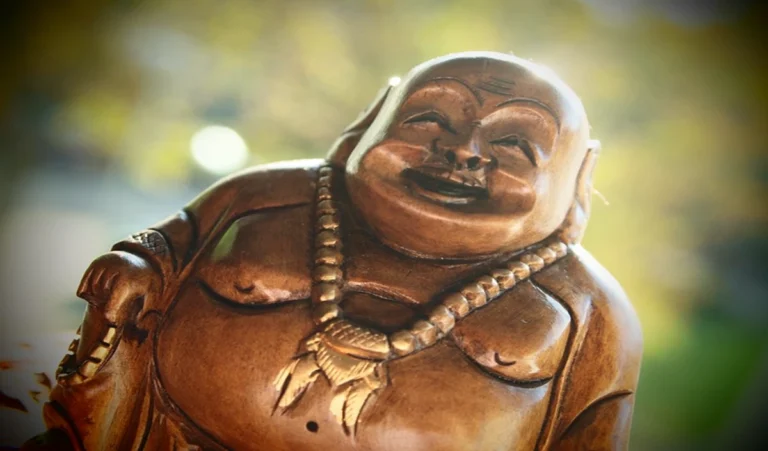 Vastu Tips: घर में नहीं टिक रहा पैसा? Vastu Tips के अनुसार रखें ये 5 मूर्तियां, आएगी Good Luck