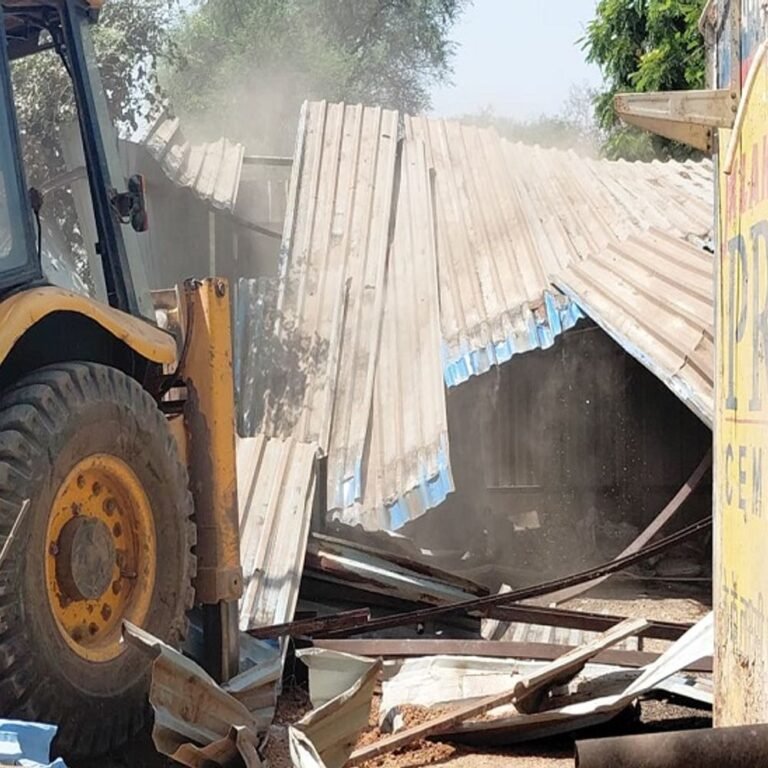 भाजपा नेता के भाई की दुकान पर चला बुलडोजर:दुर्ग में अफीम की खेती मामले में एक्शन, अवैध कब्जा हटाया, भारी पुलिस बल तैनात