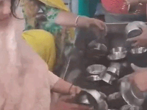 प्रियंका चोपड़ा गोल्डन टेंपल पहुंची:लंगर हॉल में जूठे बर्तन मांजने की सेवा की; बॉलीवुड एक्ट्रेस ने दुपट्टे से सिर ढका, गुरबाणी सुनी