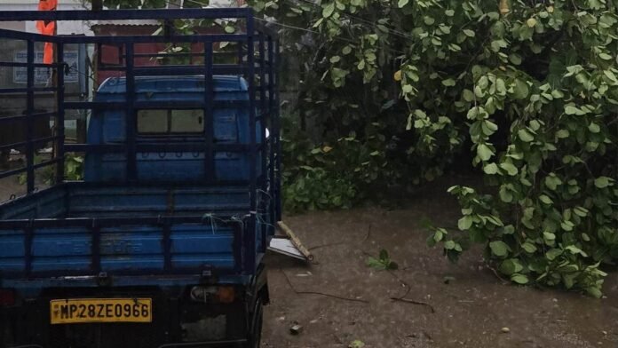 सिवनी में आंधी-तूफान व तेज बारिश का कहर, गाज गिरने से दो की मौत, घंटों बिजली रही गुल