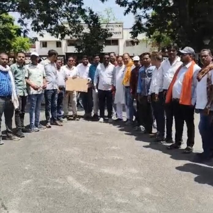 अंडरब्रिज मरम्मत में धीमी गति, लोगों का फूटा गुस्सा:डीआरएम कार्यालय के सामने प्रदर्शन, जल्द काम पूरा करने की मांग, मिला आश्वासन