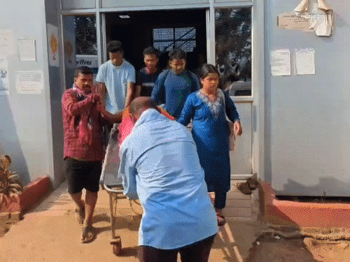 छत्तीसगढ़ में सड़क हादसों में 4 मौतें, 37 घायल:ग्रामीणों से भरी पिकअप पलटी, ट्रक ने दोस्तों को कुचला, सिर फटने से गई जान