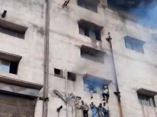 भिलाई स्टील प्लांट में आग, पाइप-खिड़की से लटककर उतरे कर्मचारी,VIDEO:भगदड़ में एक का पैर फ्रैक्चर, 7 घायल; प्लांट में छाया रहा धुएं का गुबार