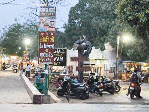 सोडा-गन्ना जूस दुकान के बर्फ में मिला मेंढक,VIDEO:जूस में डालने के लिए तोड़ते समय दिखा; कोरबा चौपाटी-संघ ने की फैक्ट्री पर कार्रवाई की मांग