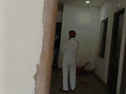 कांग्रेस नेताओं ने एक-दूसरे को पीटा, कपड़े फाड़े:गिलास तोड़ी, कुर्सियां फेंकी, महासमुंद में PC की सही जानकारी नहीं देने पर हाथापाई, FIR