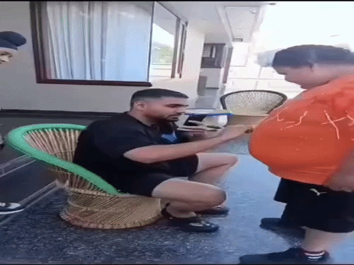 पंजाबी सिंगर ढिल्लों ने फैन के पेट पर दिया ऑटोग्राफ:बोला-मैं इसे शीशे में जड़वाकर रखूंगा, आपको फोटो भी भेजूंगा, वीडियो हो रहा वायरल